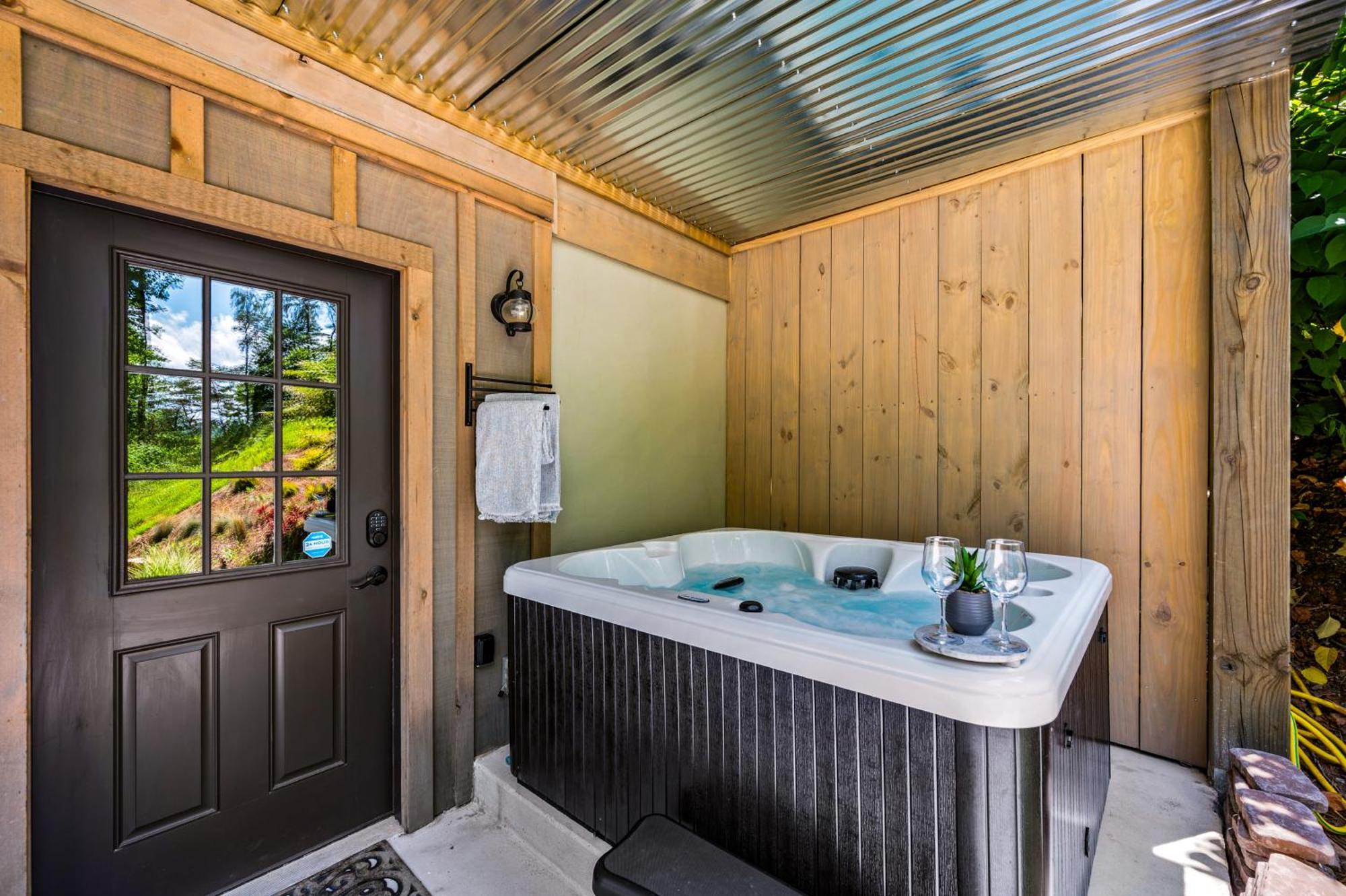 Lil Cabin In The Cove! Mtn Views, Theater, Hot Tub, Games, King Beds, Prime Location! Sevierville Eksteriør bilde
