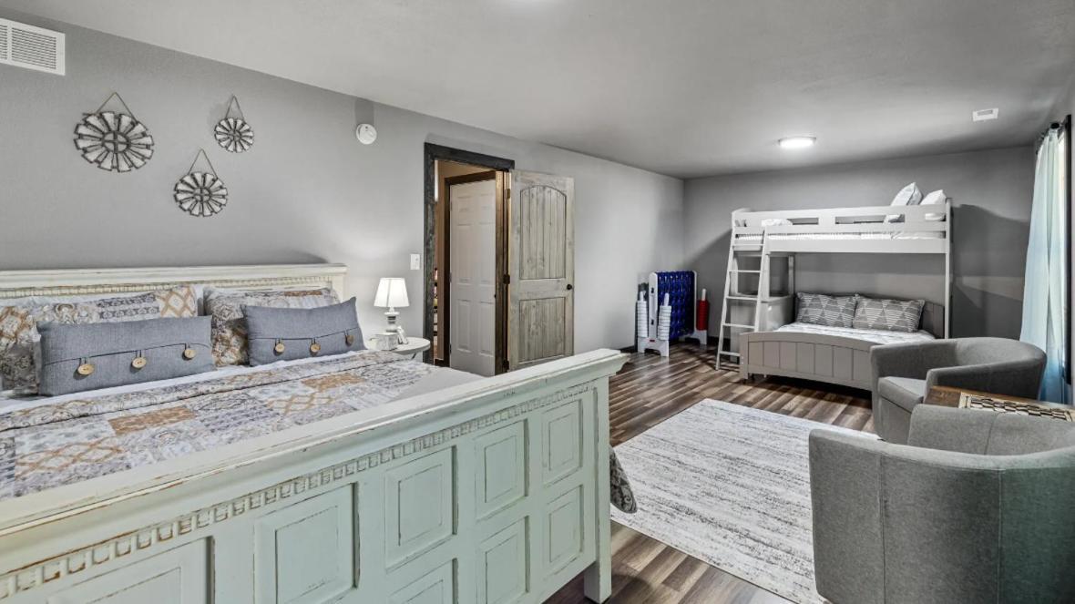 Lil Cabin In The Cove! Mtn Views, Theater, Hot Tub, Games, King Beds, Prime Location! Sevierville Eksteriør bilde